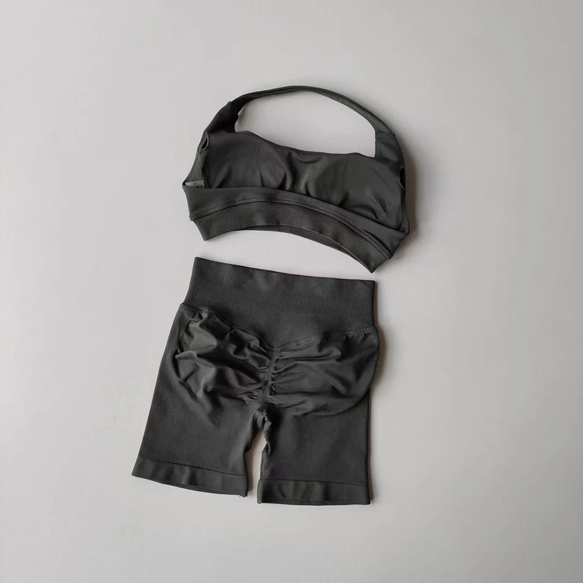 Brassière + short legging moulant – ensemble fitness / sport