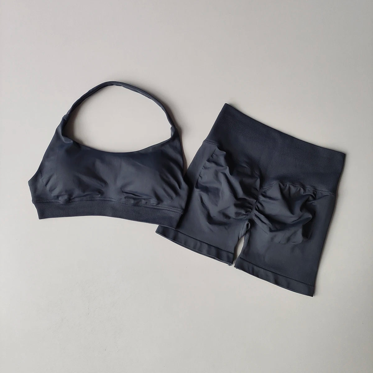 Brassière + short legging moulant – ensemble fitness / sport