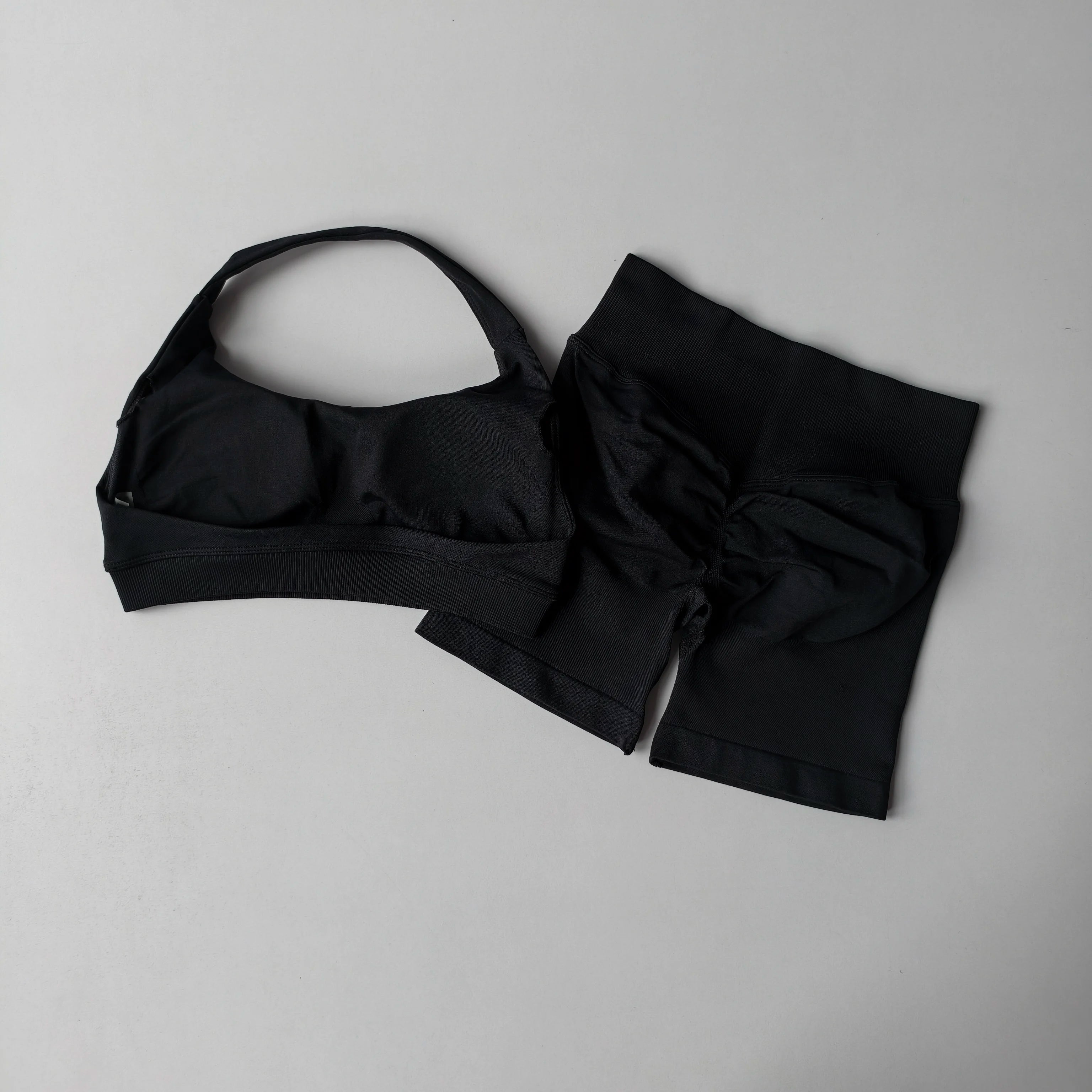 Brassière + short legging moulant – ensemble fitness / sport