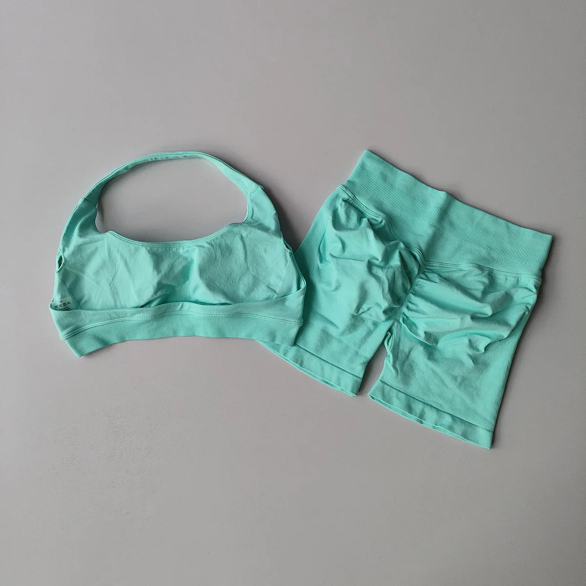 Brassière + short legging moulant – ensemble fitness / sport
