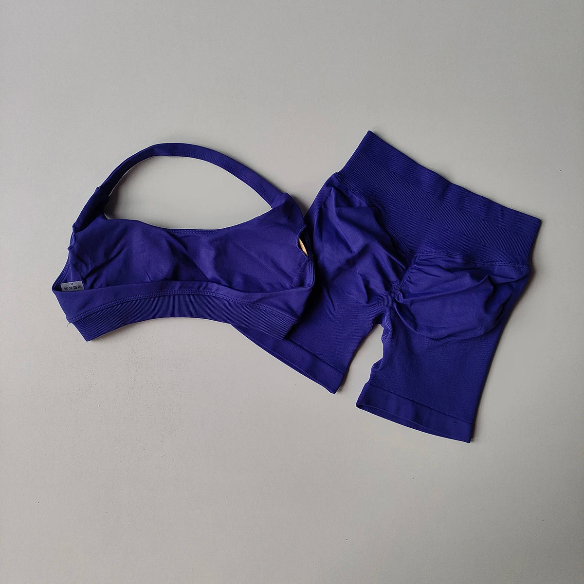 Brassière + short legging moulant – ensemble fitness / sport