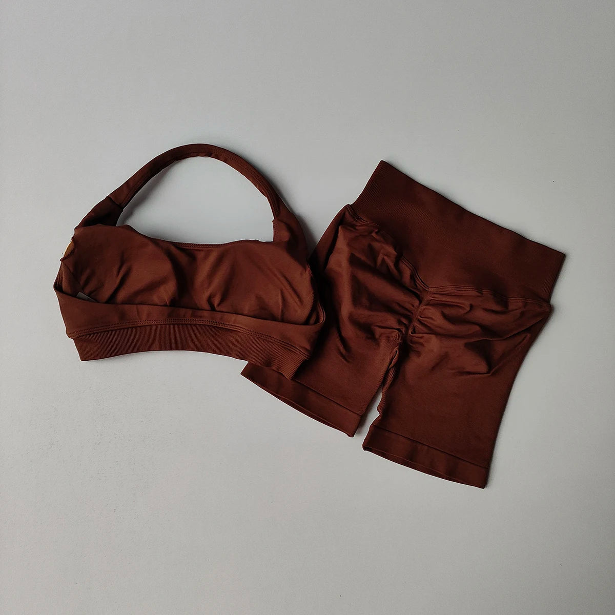 Brassière + short legging moulant – ensemble fitness / sport