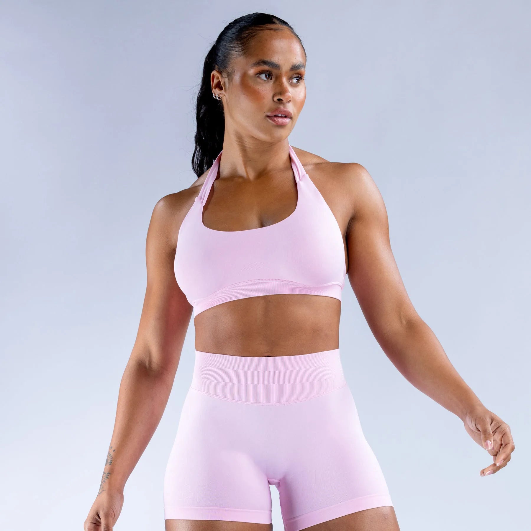 Brassière + short legging moulant – ensemble fitness / sport