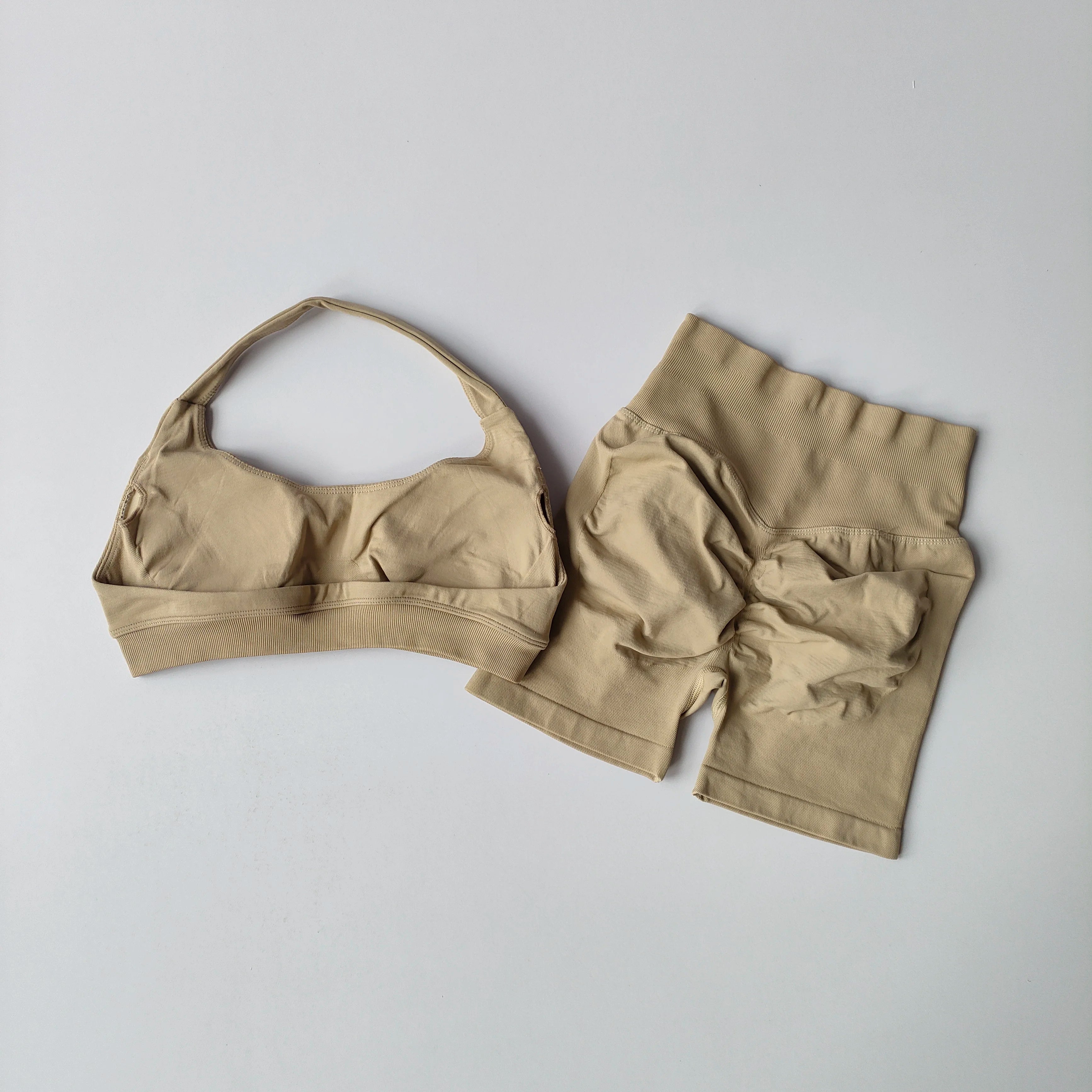 Brassière + short legging moulant – ensemble fitness / sport
