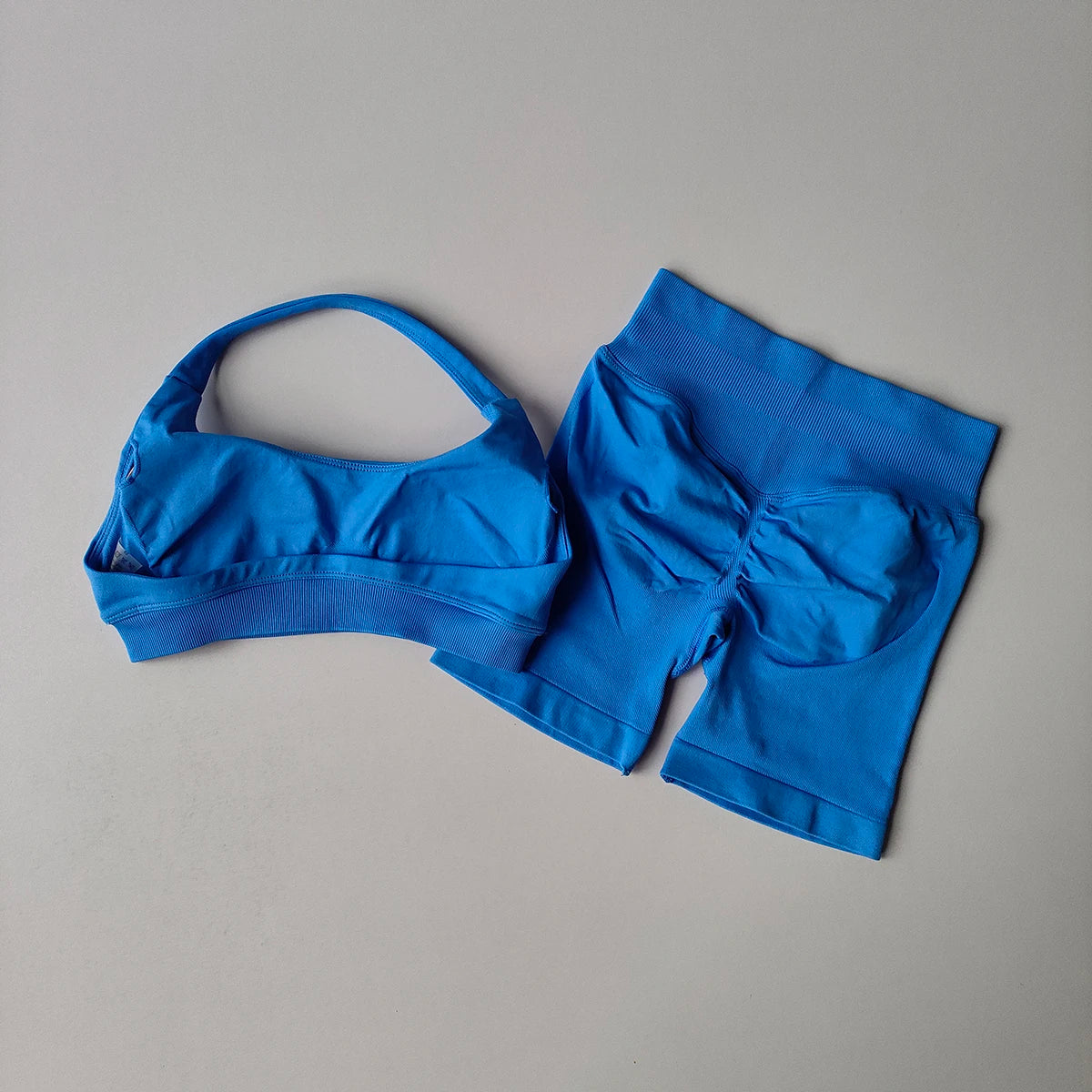 Brassière + short legging moulant – ensemble fitness / sport