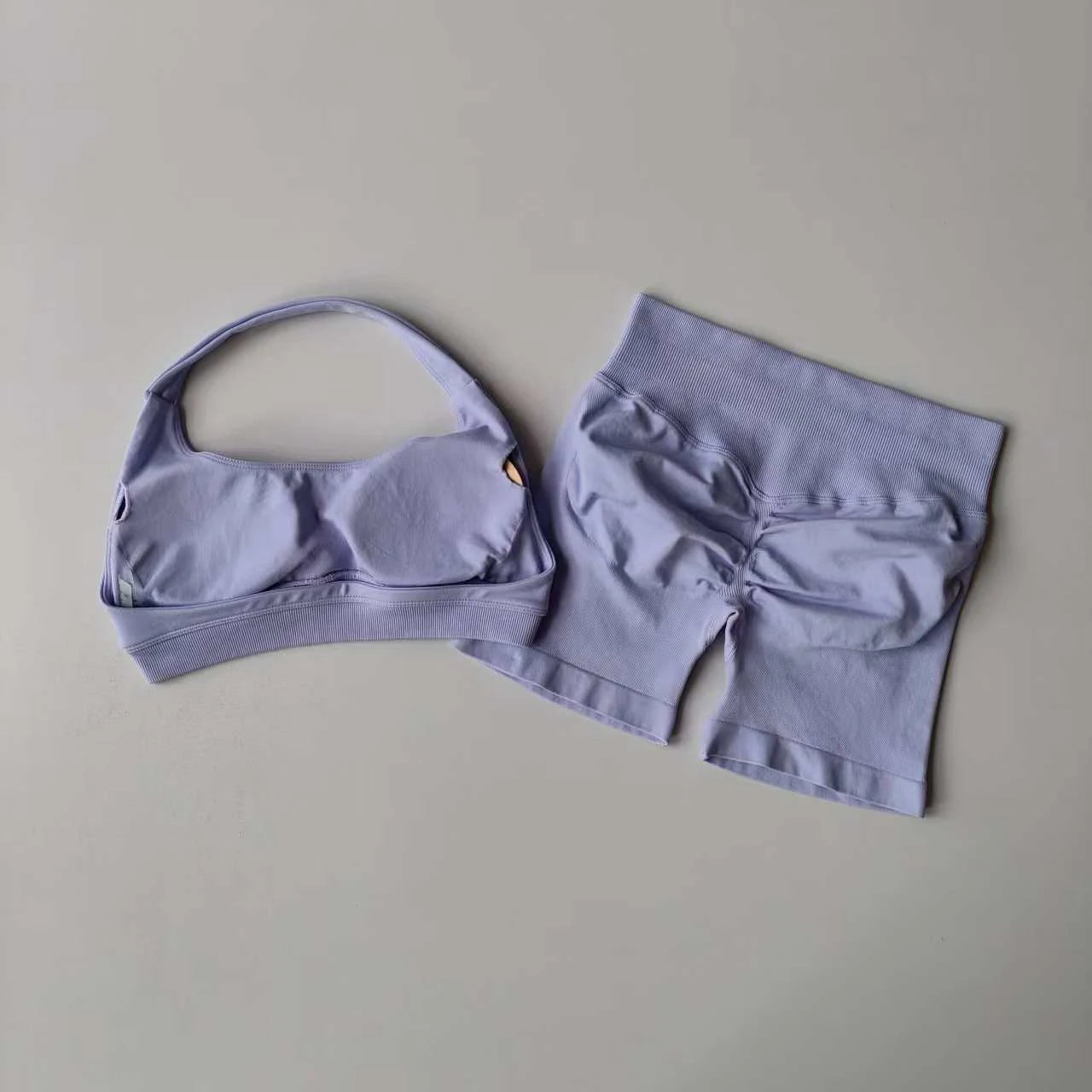 Brassière + short legging moulant – ensemble fitness / sport