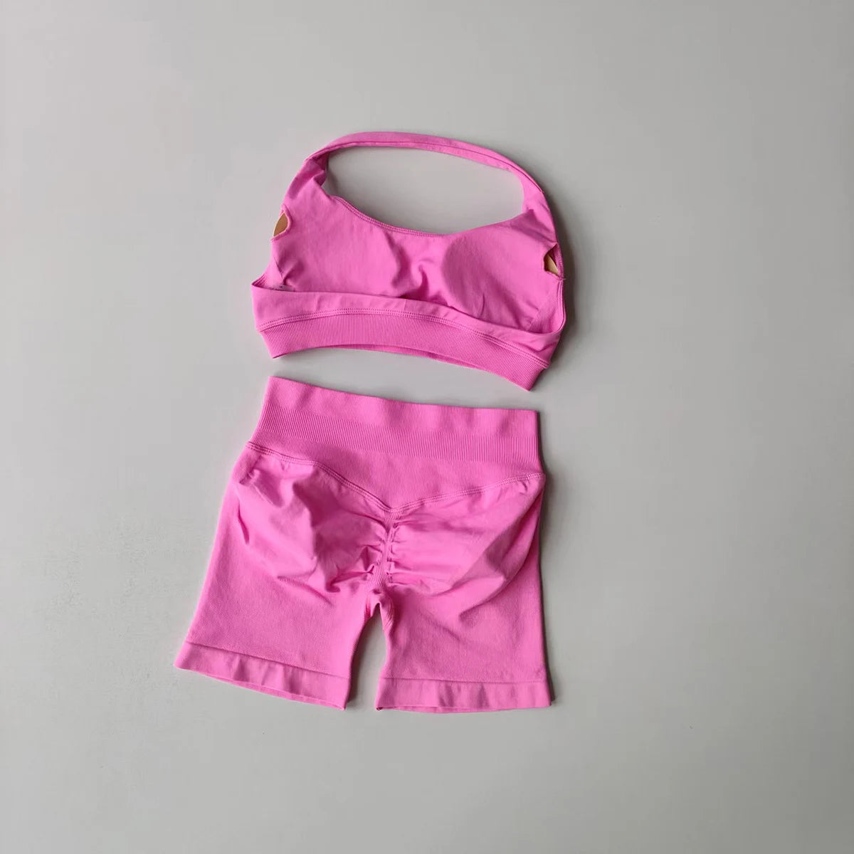 Brassière + short legging moulant – ensemble fitness / sport