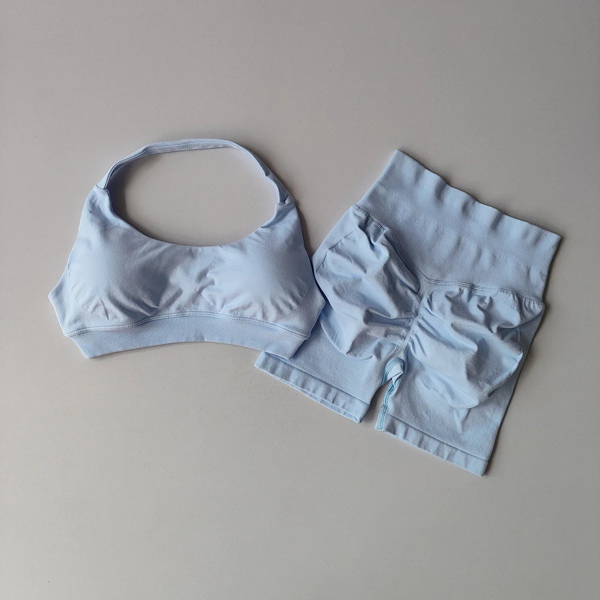 Brassière + short legging moulant – ensemble fitness / sport
