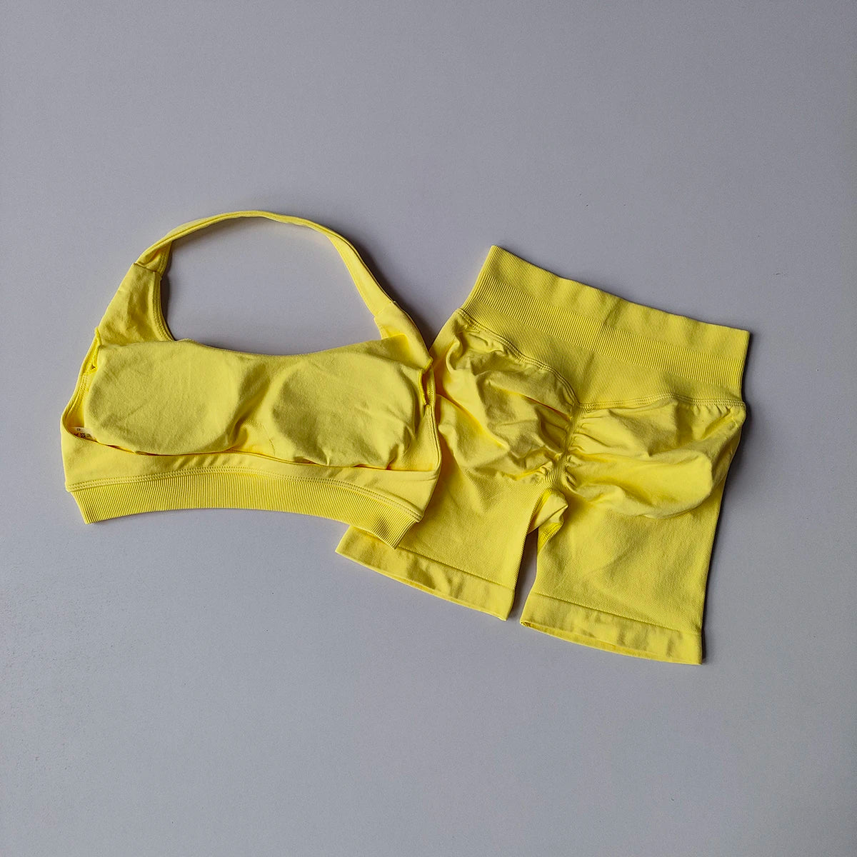 Brassière + short legging moulant – ensemble fitness / sport